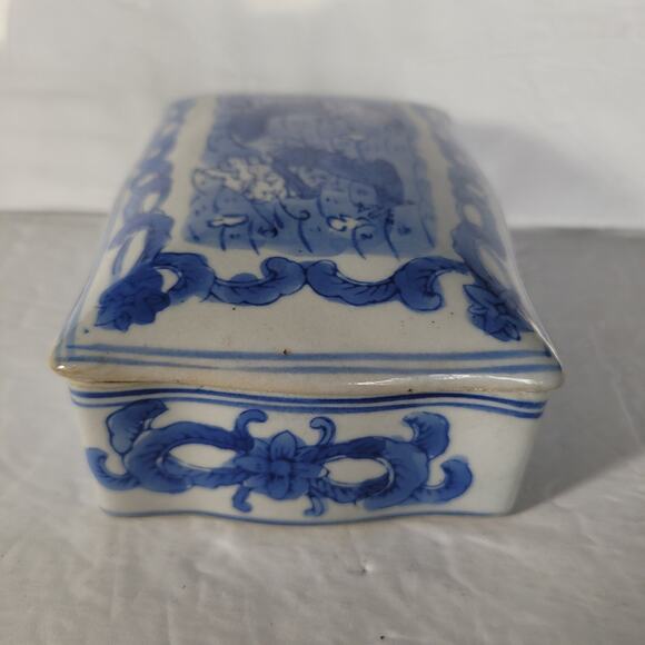 Chinese Blue and White Porcelain Scalloped Edge Vintage Trinket Box - Picture 4 of 7